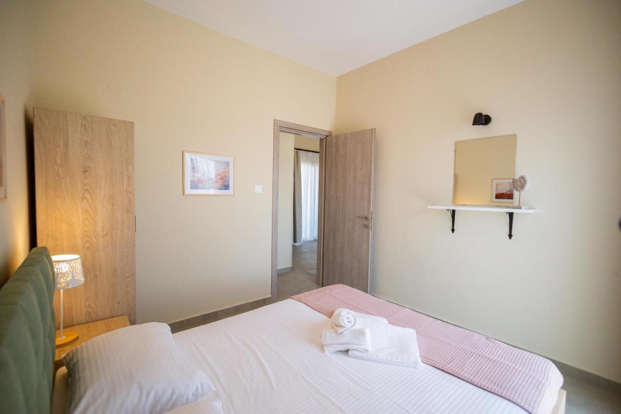 Varkes Suites 2 Nea Moudania Buitenkant foto